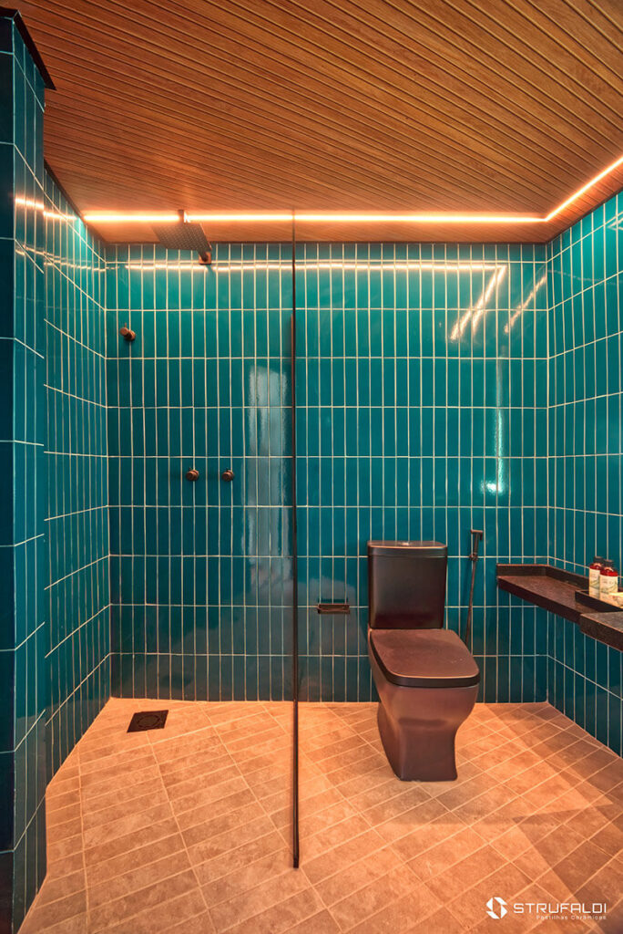 Banheiro assinado pela arquiteta Angela Mezza para a Casa Design Rio 23, ambiente Studio Jovem Empresário, com revestimento Strufaldi Green 7x24 na Parede e revestimento Portland 7x26 no piso.